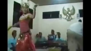 ಸಿಹಿ ಕಪ್ಪು ಕೂದಲಿನ ಹುಡುಗಿ ಮಿಸ್ಚಾ ಬ್ರೂಕ್ಸ್ ಸಿಹಿ ಕ್ಯಾಂಡಿಯನ್ನು ಹೀರುತ್ತಾಳೆ ಮತ್ತು ನಾಯಿಮರಿಯನ್ನು ಫಕ್ ಮಾಡುತ್ತಾಳೆ