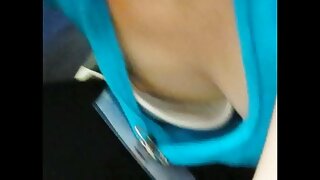 ಅಲೆಕ್ಸಿಸ್ ಟೆಕ್ಸಾಸ್ ದೃಶ್ಯದ ವೀಡಿಯೊದ ಹಿಂದೆ ಪೋಸ್ ನೀಡುತ್ತಿದೆ