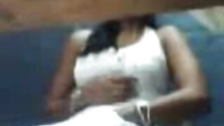 ಹಾಸ್ಯಾಸ್ಪದವಾಗಿ ಸುಂದರವಾದ ಶ್ಯಾಮಲೆ MILF ಪ್ರಲೋಭನಕಾರಿಯಾಗಿ ಹೊರತೆಗೆಯುತ್ತಿದೆ