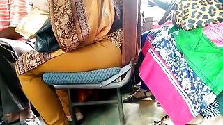 ಗಾರ್ಜಿಯಸ್ ಶ್ಯಾಮಲೆ ಬೇಬ್ ಜೀನ್ಸ್‌ನಿಂದ ಅಂಟಿಕೊಂಡಿರುವ ದೊಡ್ಡ ಕೋಳಿಯನ್ನು ಹೀರುತ್ತಾಳೆ